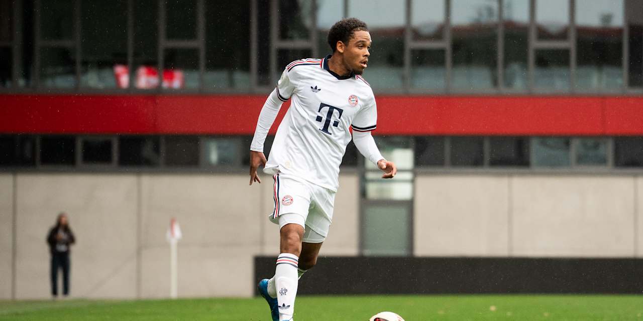 Chivano Wijks führt den Ball am Fuß.