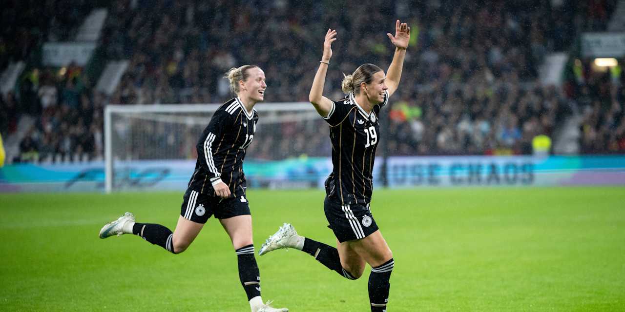 Franziska Kett und Klara Bühl jubeln im Weserstadion.