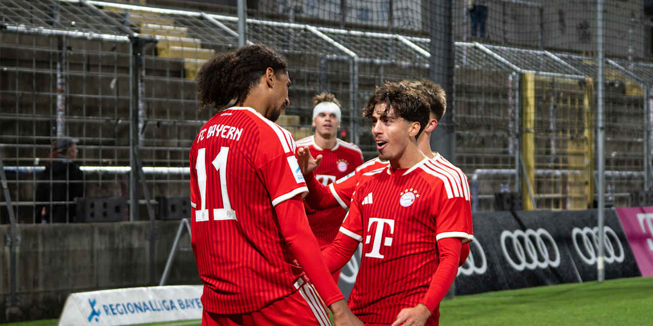 Noah Codjo-Evora und David Santos bejubeln einen Treffer.