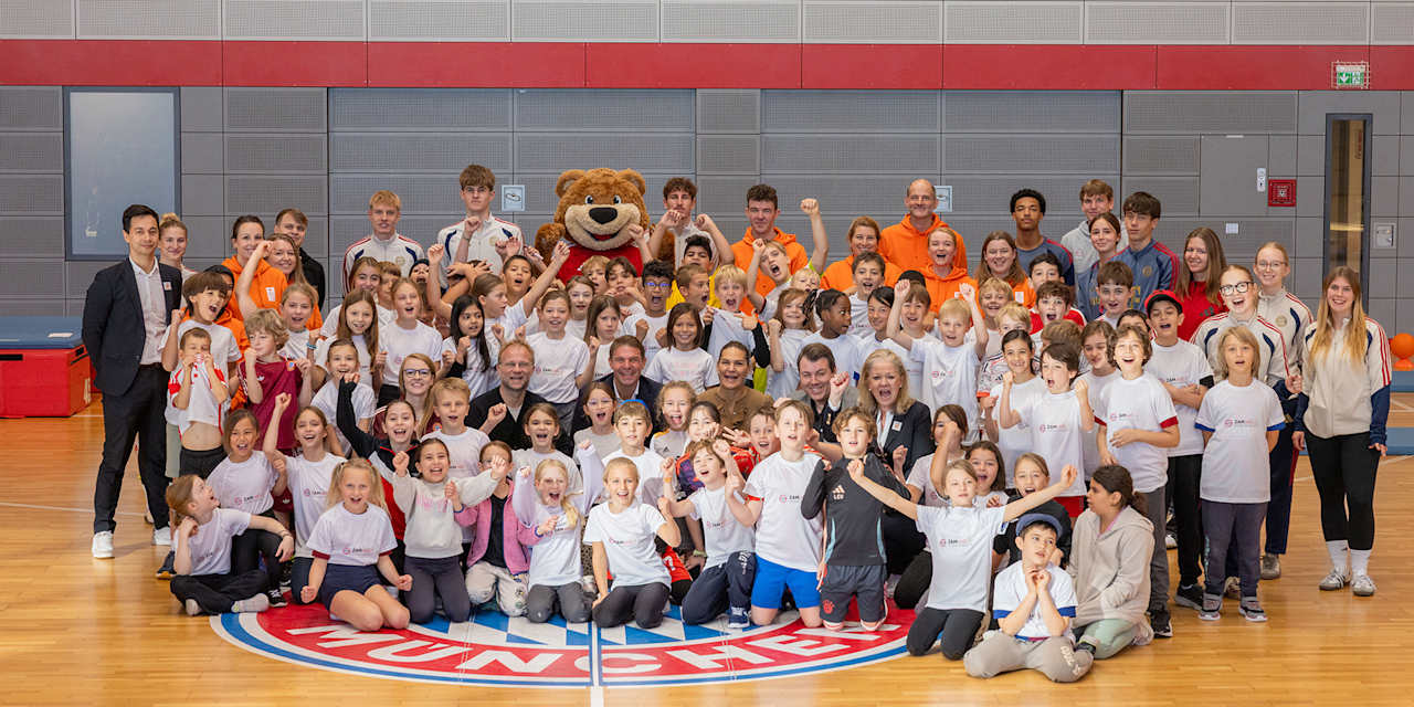Gruppenfoto mit Kindern in einer Turnhalle