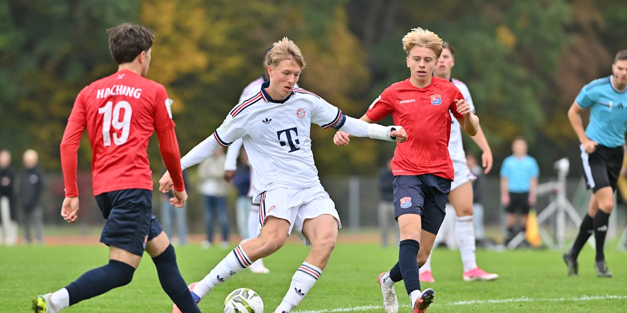 Leopold Schmid schießt den Ball gegen Unterhaching ins Tor.