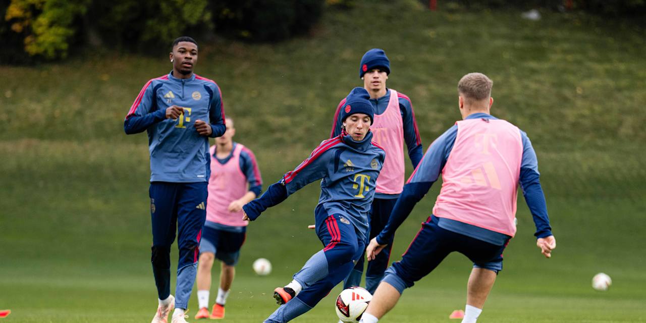 Bogdan Olychenko schaut auf den Ball im Training der FC Bayern Amateure.