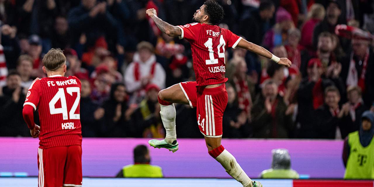 Jubelsprung von Luis Diaz nach dem 6:0 im Bundesliga-Topspiel zwischen dem FC Bayern und RB Leipzig.