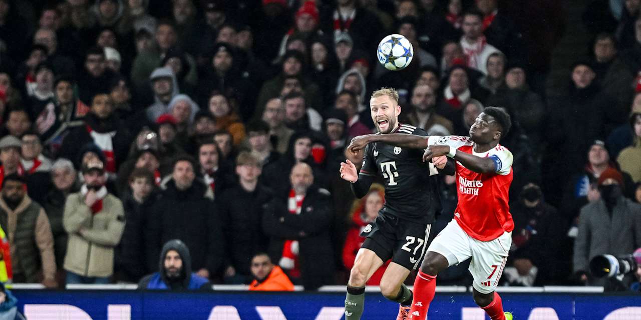 Konrad Laimer und Bukayo Saka im Zweikampf