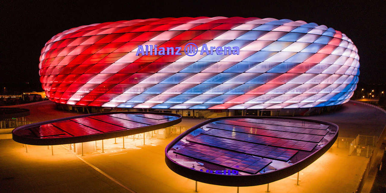 Allianz Arena erstrahlt bei Nacht mit Klimastreifen