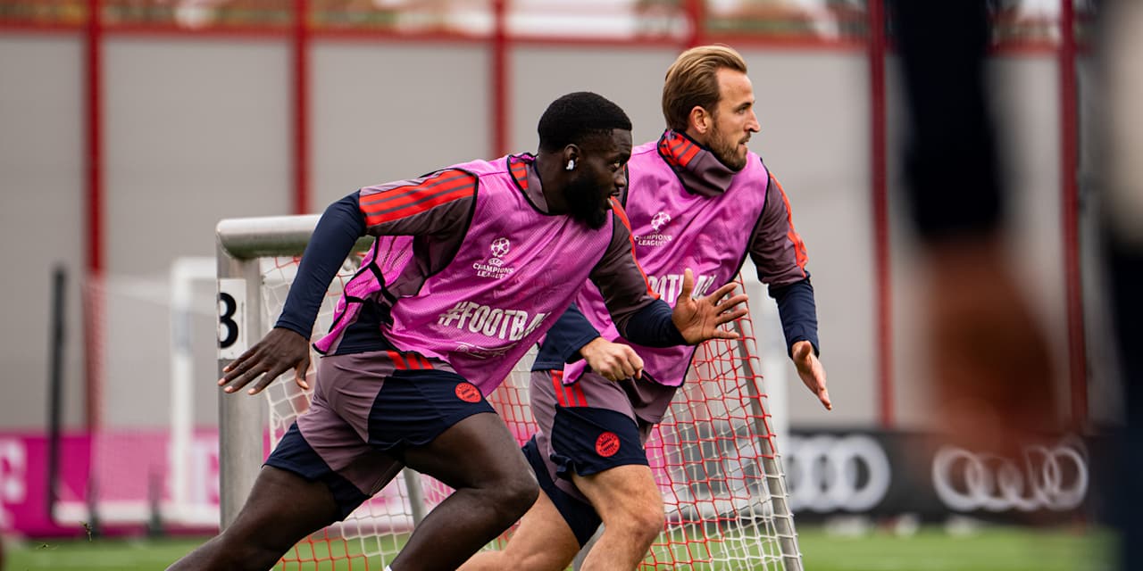 Dayot Upamecano und Harry Kane rennen im Training des FC Bayern