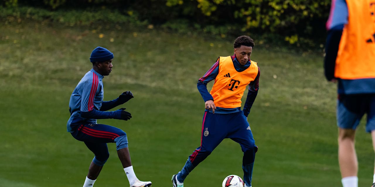 Cassiano Kiala führt den Ball am Fuß im Training.