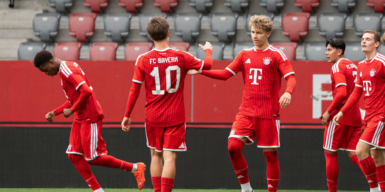 Kuba Horoszczak und Simon Schaff klatschen sich ab.
