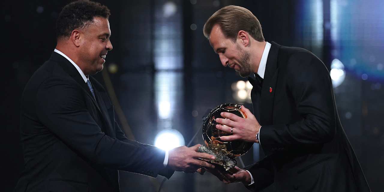 Harry Kane nimmt die Ballon d'Or-Trophäe entgegen.