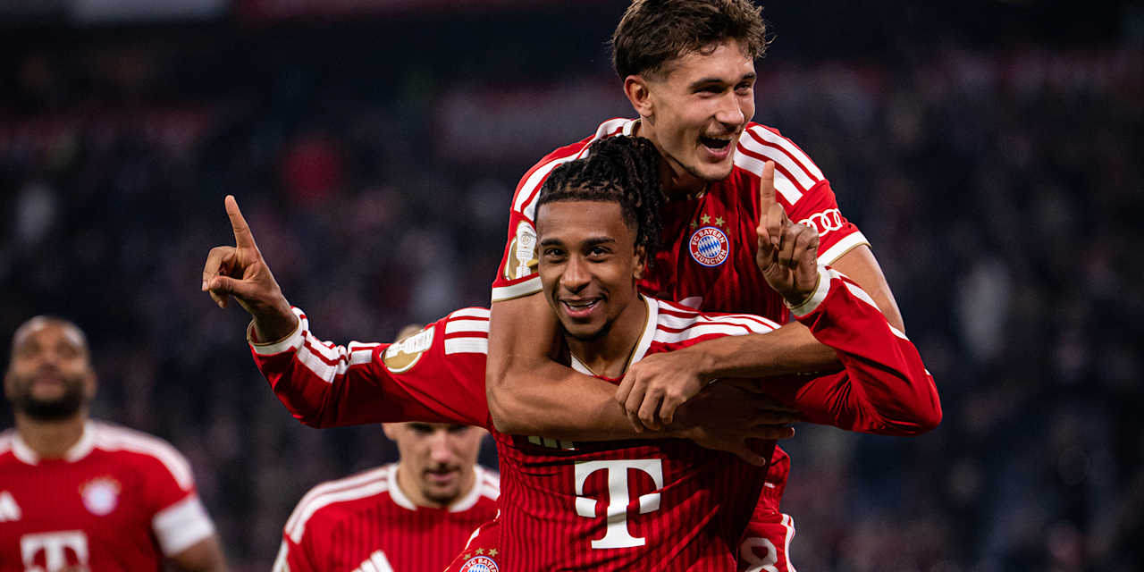 Tom Bischof springt Michael Olise zum Jubel auf die Schulter nach dem 3:1 im DFB-Pokalspiel des FC Bayern gegen den 1. FC Magdeburg