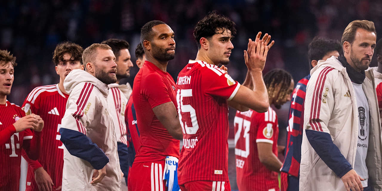 Aleks Pavlovic und Kollegen klatschen in Richtung der Fans nach dem 6:1-Sieg im DFB-Pokalspiel des FC Bayern gegen den 1. FC Magdeburg