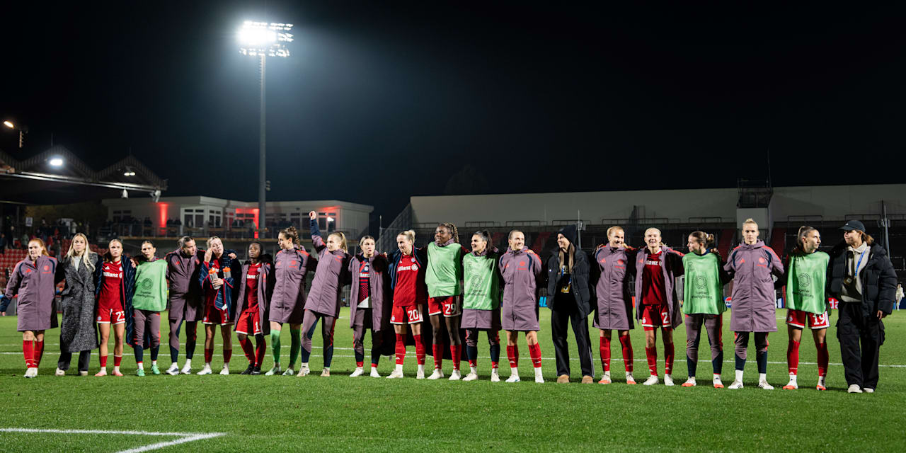 Die Mannschaft nach dem Spiel vor der Kurve.