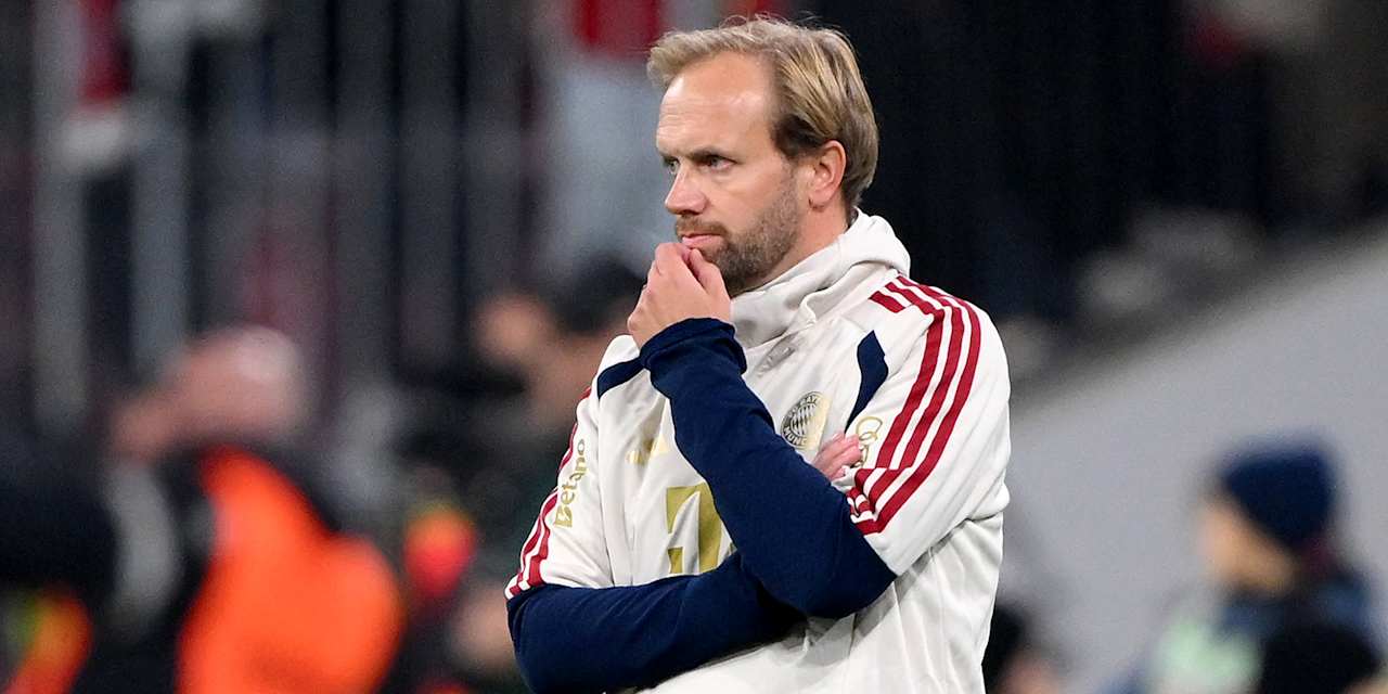Aaron Danks grübelt an der Seitenlinine während eines Spiels des FC Bayern