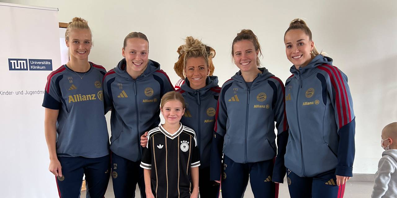 Anna Klink, Franzi Kett, Linda Dallmann, Sarah Mattner und Giulia Gwinn beim Besuch der Kinderklink in Schwabing.
