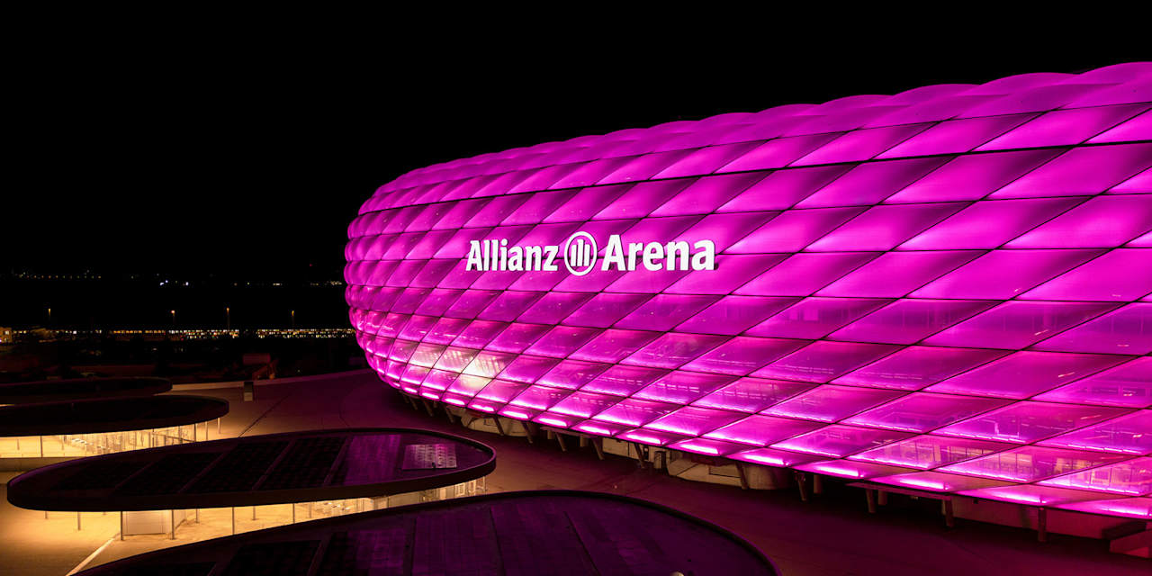 Die Allianz Arena leuchtet bei Nacht in Pink als sichtbares Zeichen für Brustkrebsvorsorge