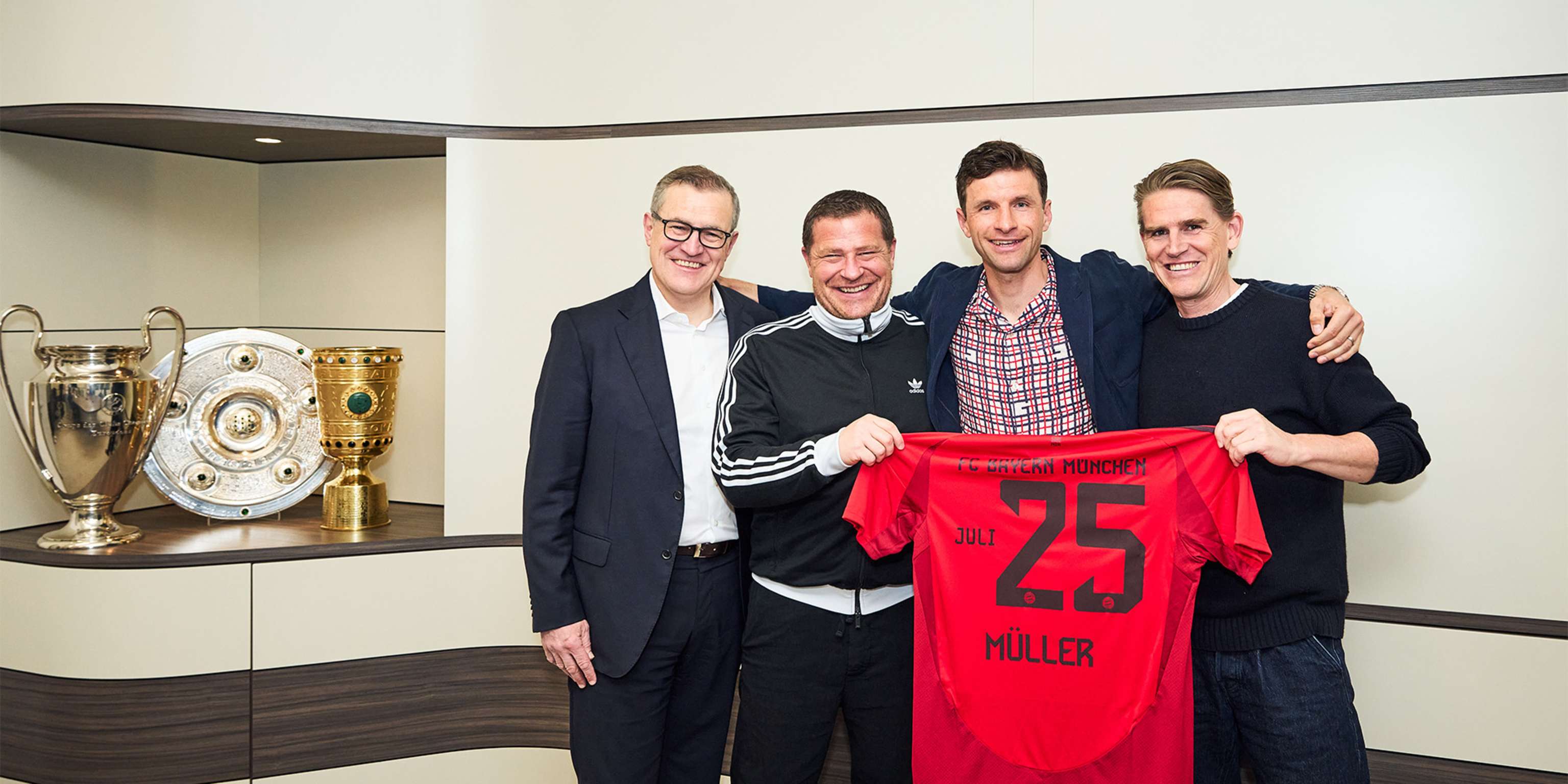 250405-dreesen-eberl-mueller-freund-trikot-mel-16-9.jpg