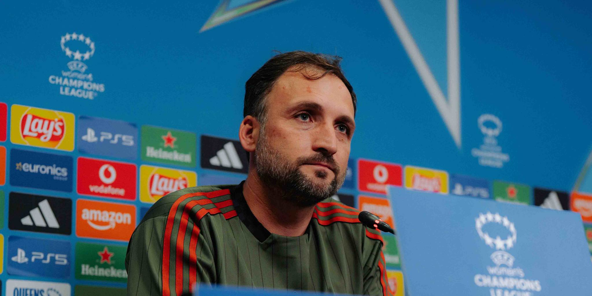 José Barcala während einer Pressekonferenz der FC Bayern Frauen vor einem Champions League-Spiel.
