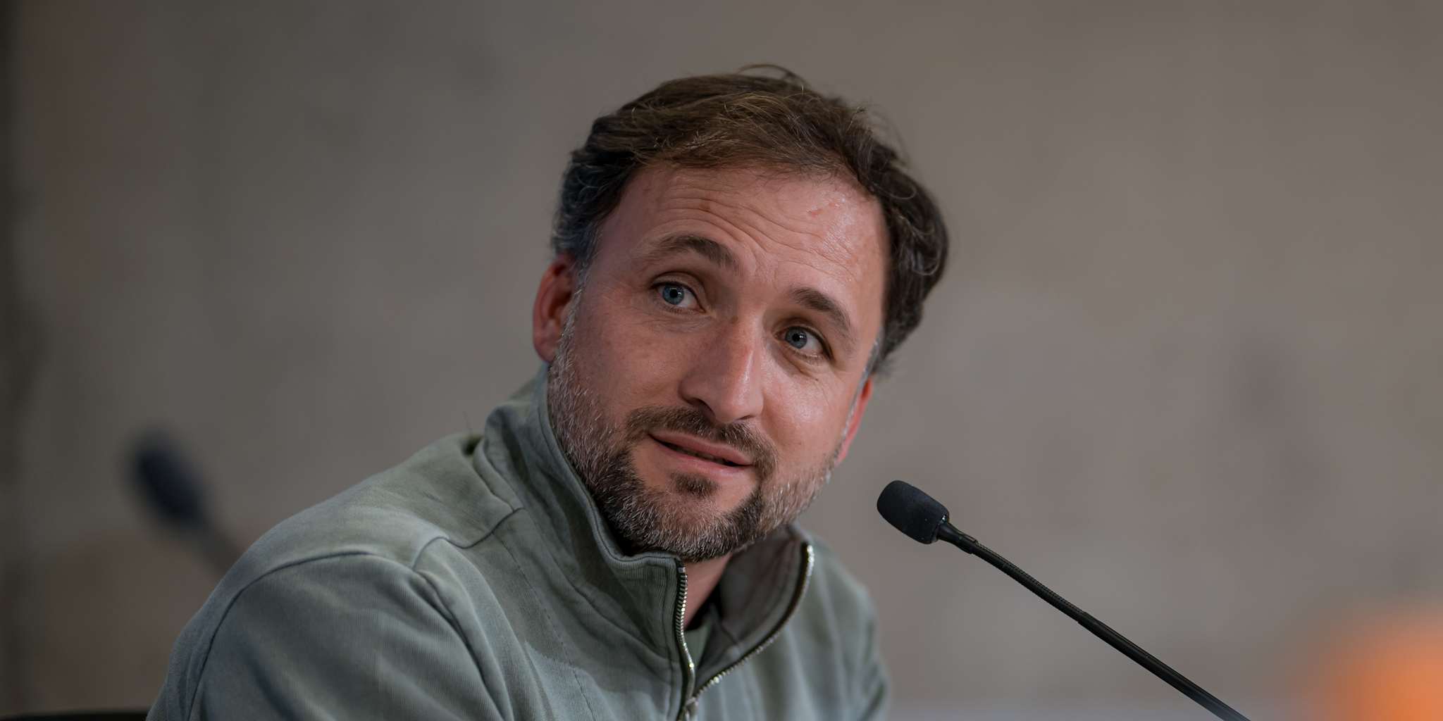José Barcala während einer Champions League-Pressekonferenz der FC Bayern Frauen.