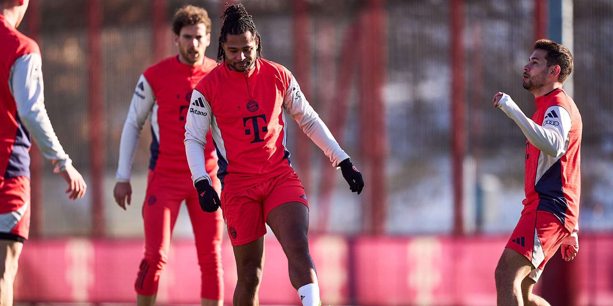 Serge Gnabry am Ball im Abschlusstraining des FC Bayern vor dem Spiel beim Hamburger SV