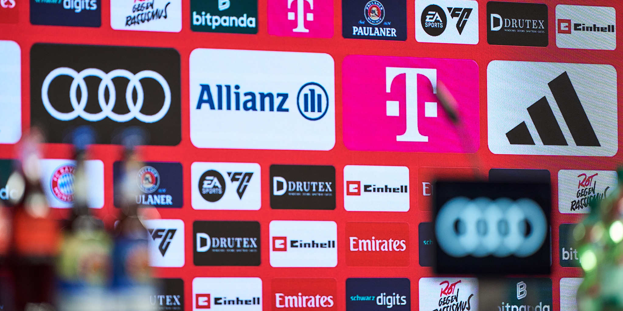 Rückwand mit Sponsorentafeln im Presseraum des FC Bayern