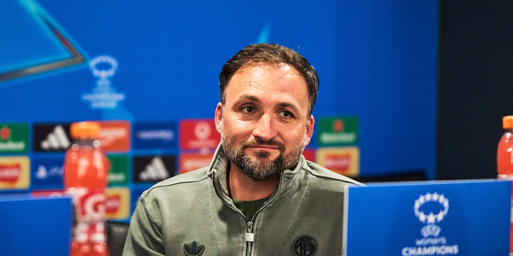 José Barcala auf einer Pressekonferenz der FC Bayern Frauen.