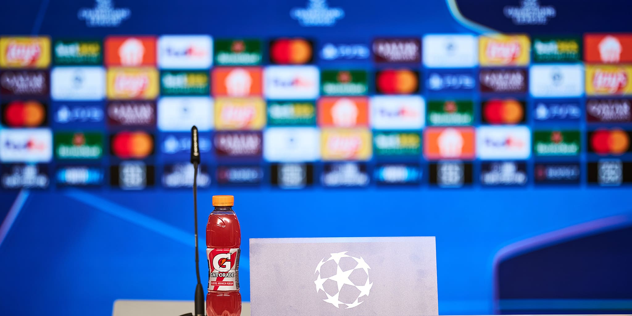 Leinwand hinter dem Podium der Champions League-Pressekonferenz des FC Bayern