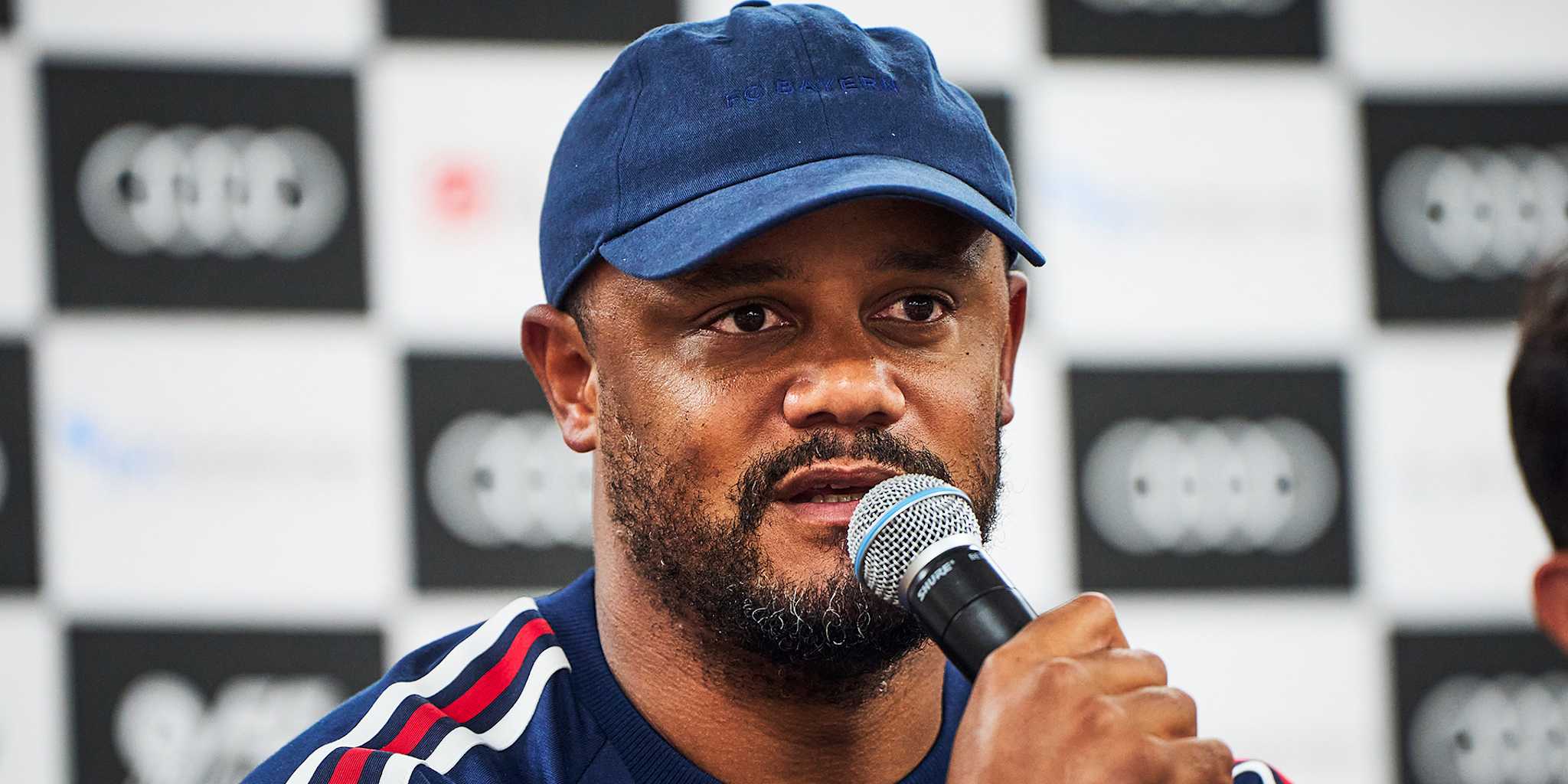 Vincent Kompany spricht auf der Pressekonferenz des FC Bayern vor dem Audi Football Summit bei Jeju SK