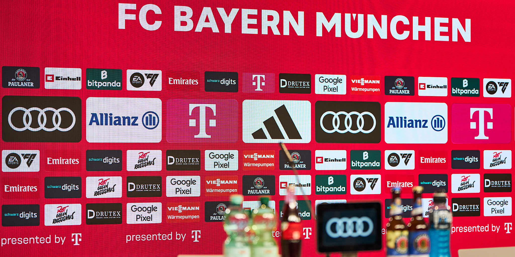 Podest im Medienraum des FC Bayern
