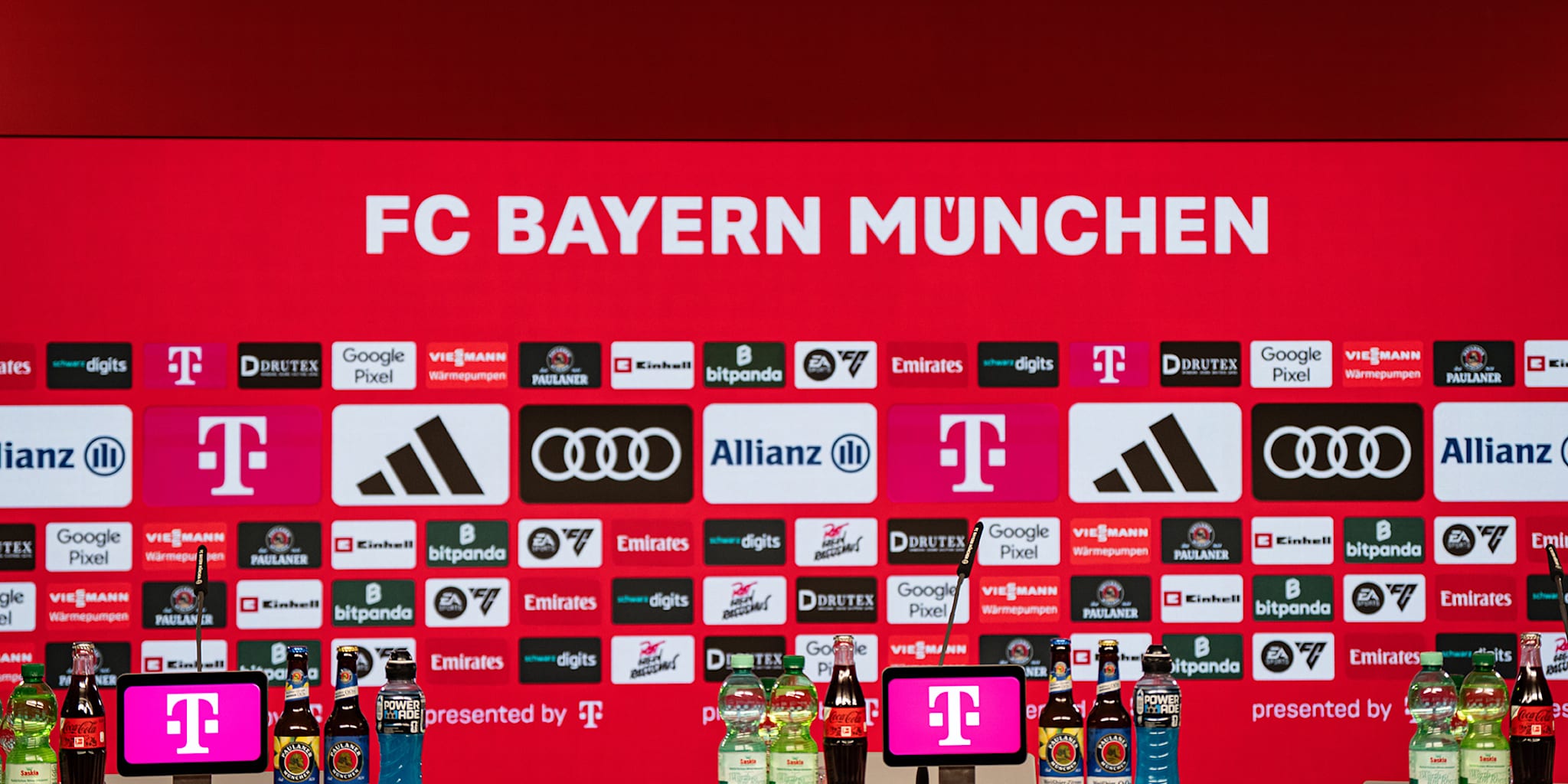 Rückwand mit Sponsoren im Pressekonferenzraum des FC Bayern an der Säbener Straße