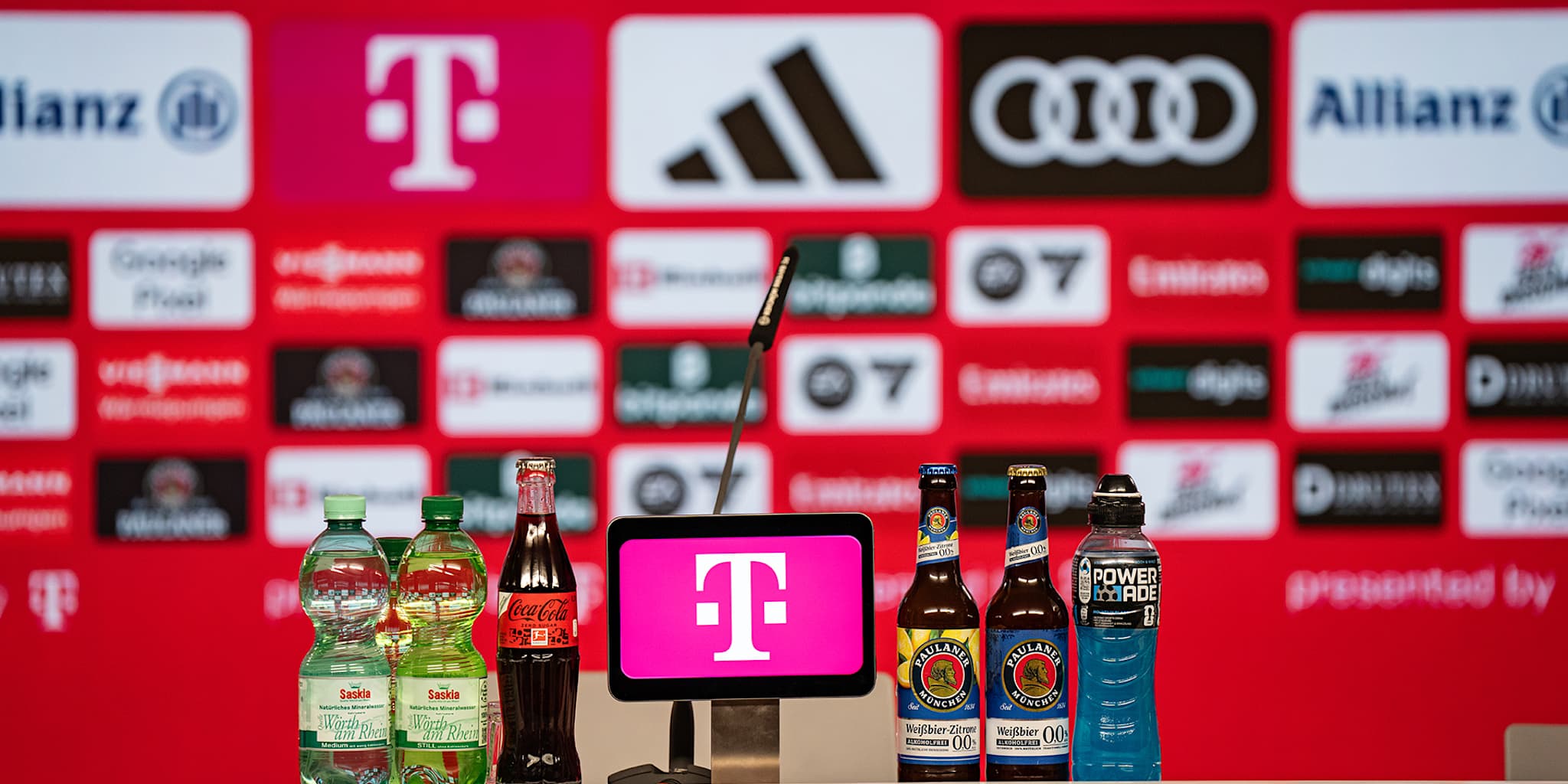 Rückwand mit Sponsoren im Pressekonferenzraum des FC Bayern an der Säbener Straße