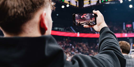 Ein Mitarbeiter des FCBB filmt bei einem Spiel im SAP Garden