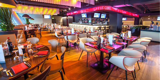 Säbener Lounge - niedrige 6er und 8er Tische, Sports Bar in der Säbener Lounge