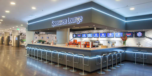 Bild aus der Sponsoren Lounge, große Bar in der Sponsoren Lounge