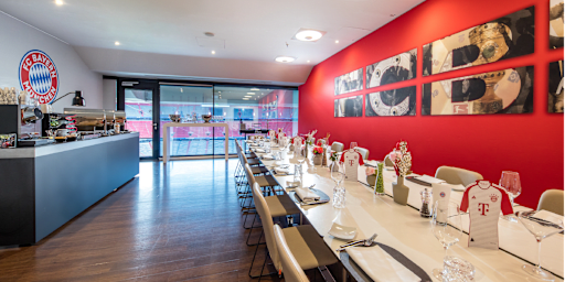 Presenterbox - langer gedeckter Tisch, Cateringbuffet, mit Blick ins Stadioninnere