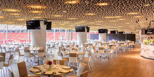 Business Club - niedrige Tisch vor Glasfront, mit Blick ins Stadioninnere