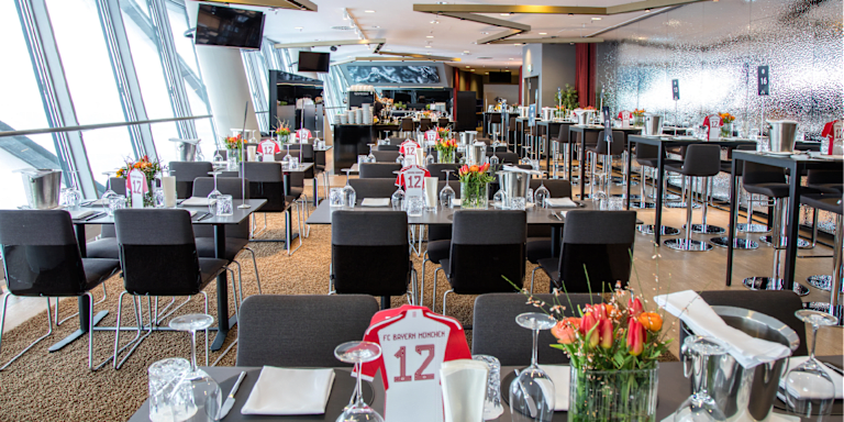 Foyer - mehrere Tische eingedeckt, Bar im Foyer, sowie Cateringbuffet.