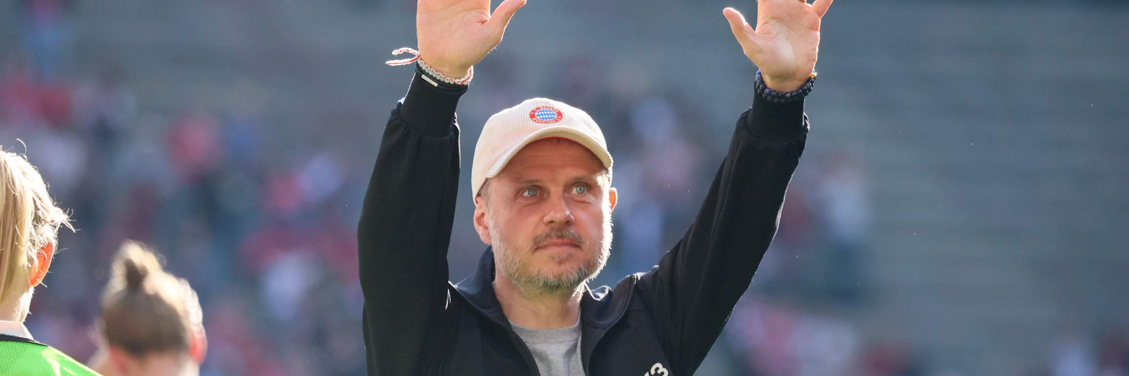 Alexander Straus steckt seine Hände in die Höhe nach dem Auswärtssieg bei Eintracht Frankfurt in der Saison 2024/25.