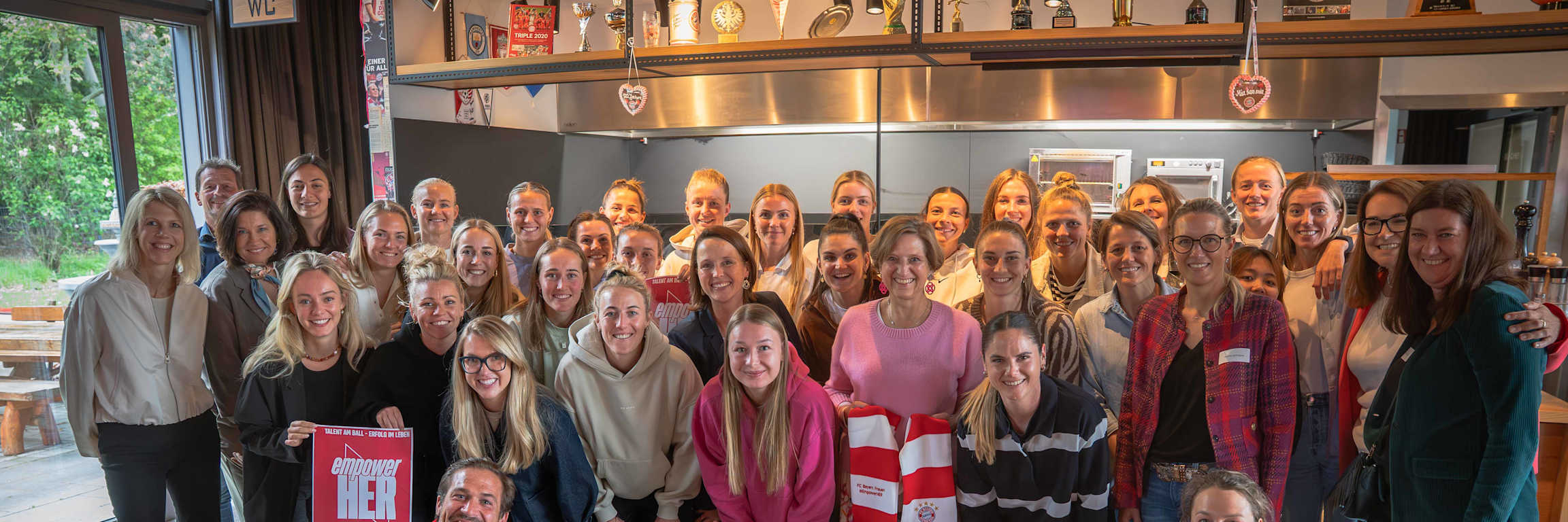Mit dem Mentoring Programm EmpowerHer unterstützt der FC Bayern seine Spielerinnen.