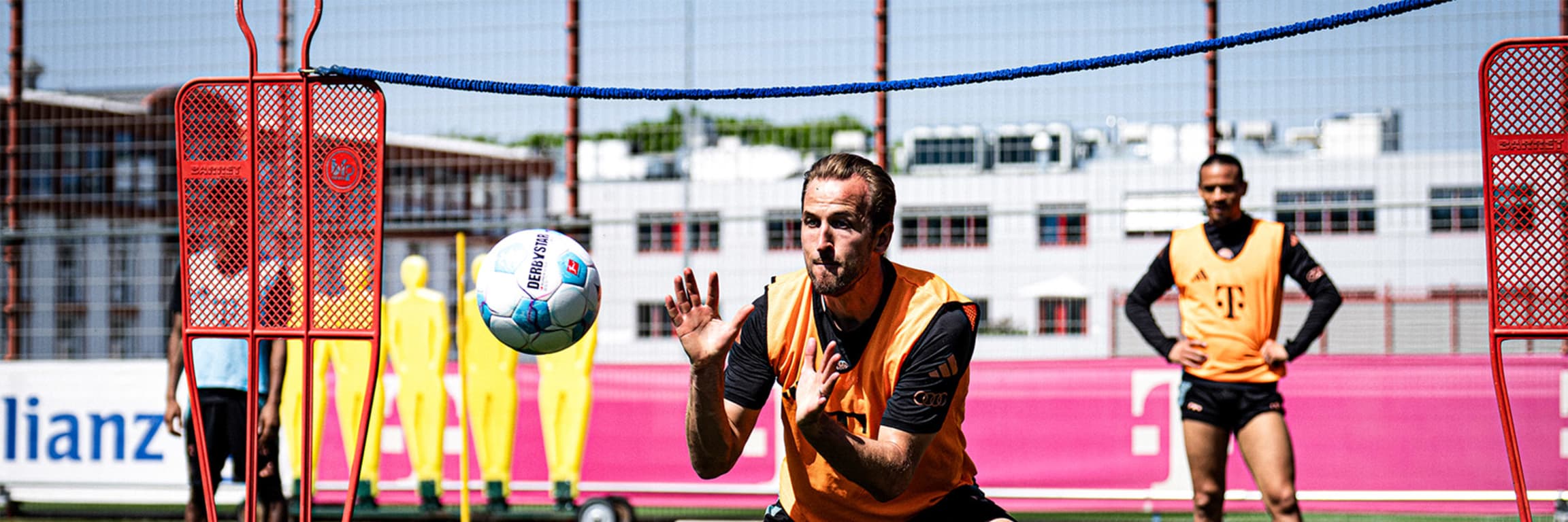 Harry Kane probiert sich im Training des FC Bayern als Torwart