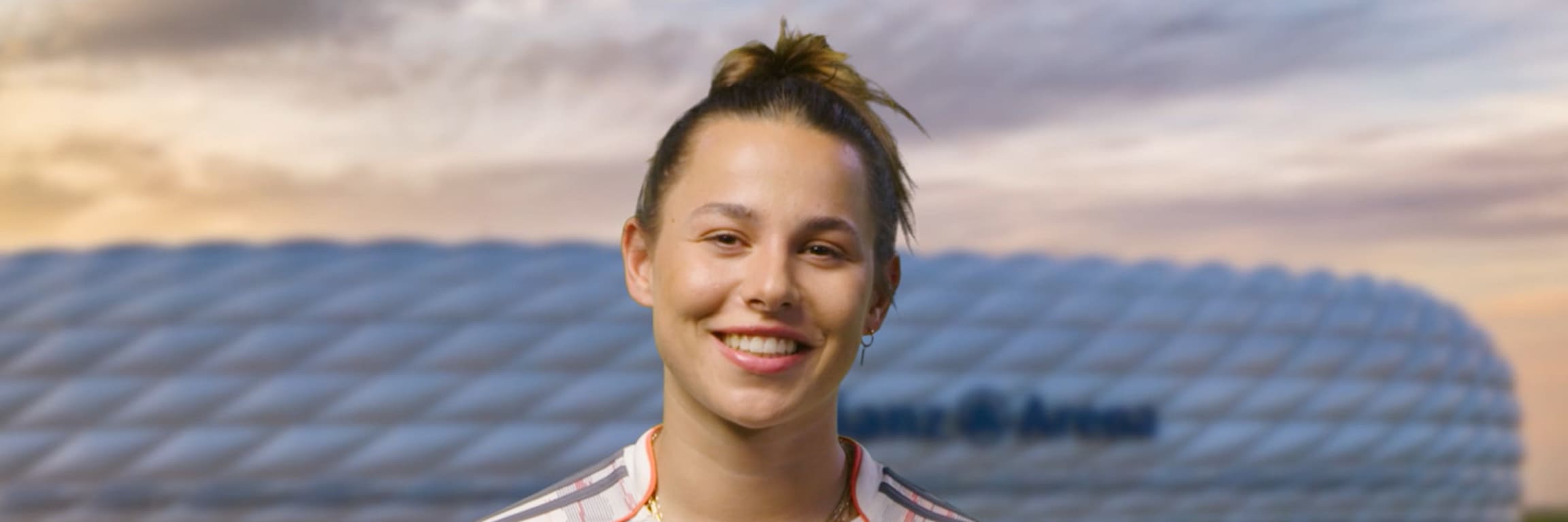 Lena Oberdorf im Bayern Trikot vor der Allianz Arena