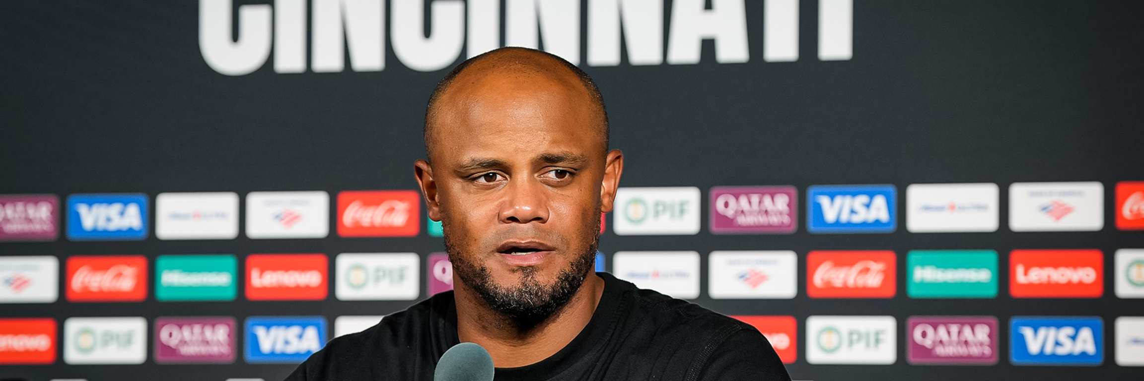 Vincent Kompany auf der Pressekonferenz nach dem Klub-WM-Spiel des FC Bayern gegen Auckland City FC
