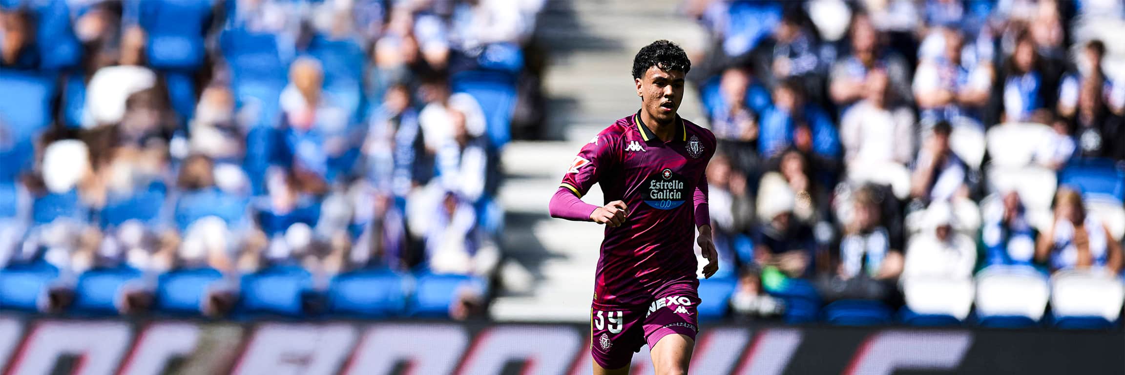 Adam Aznou im Trikot von Real Valladolid auf dem Platz.
