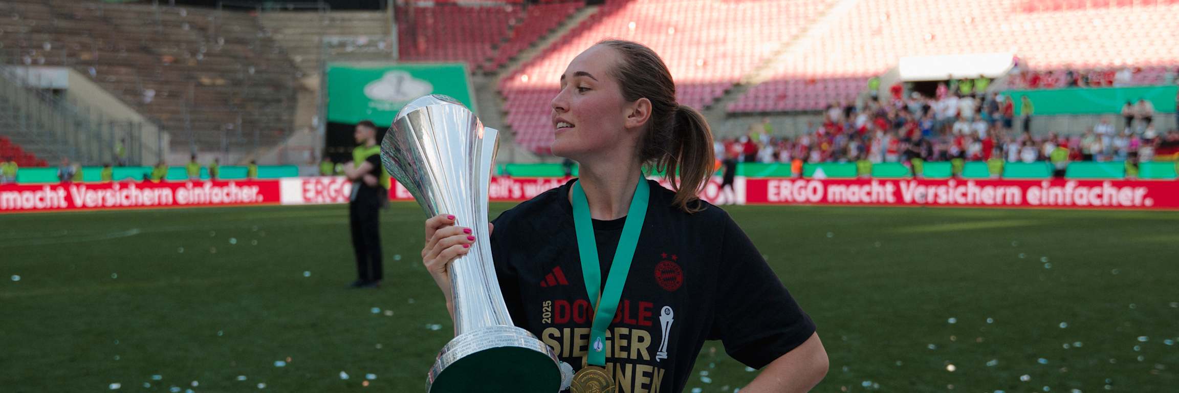 Sydney Lohmann hält den gewonnen DFB-Pokal in der Hand