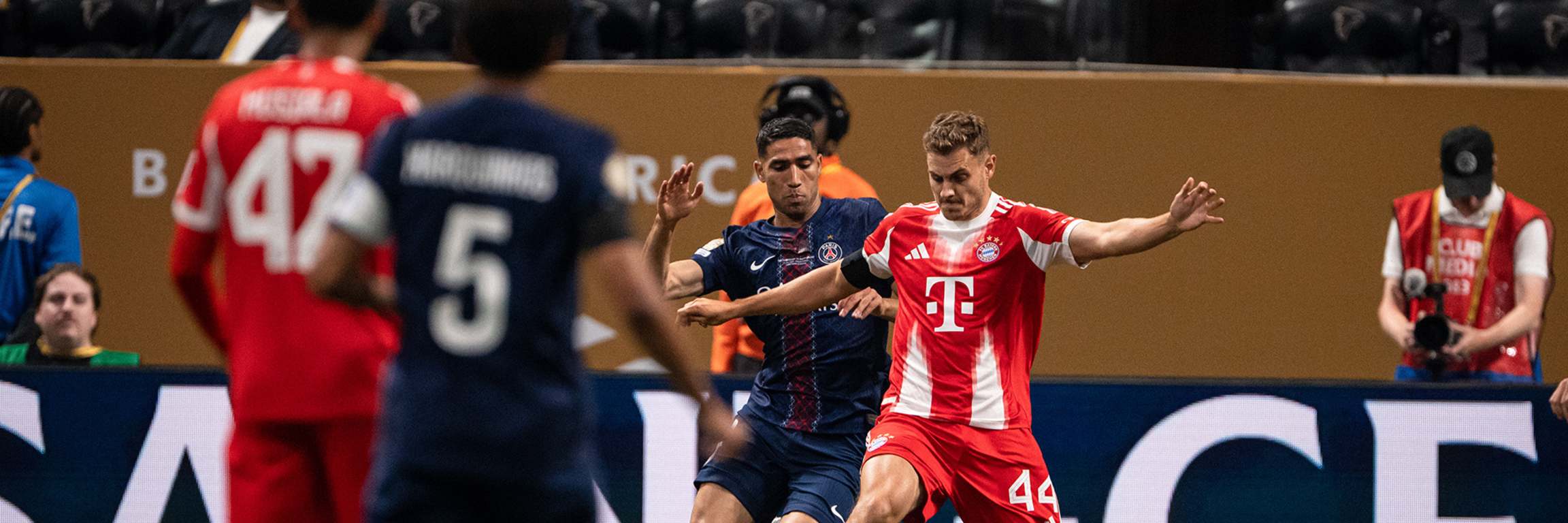 Achraf Hakimi und Josip Stanisic im Zweikampf im Klub-WM-Spiel zwischen dem FC Bayern und Paris Saint-Germain