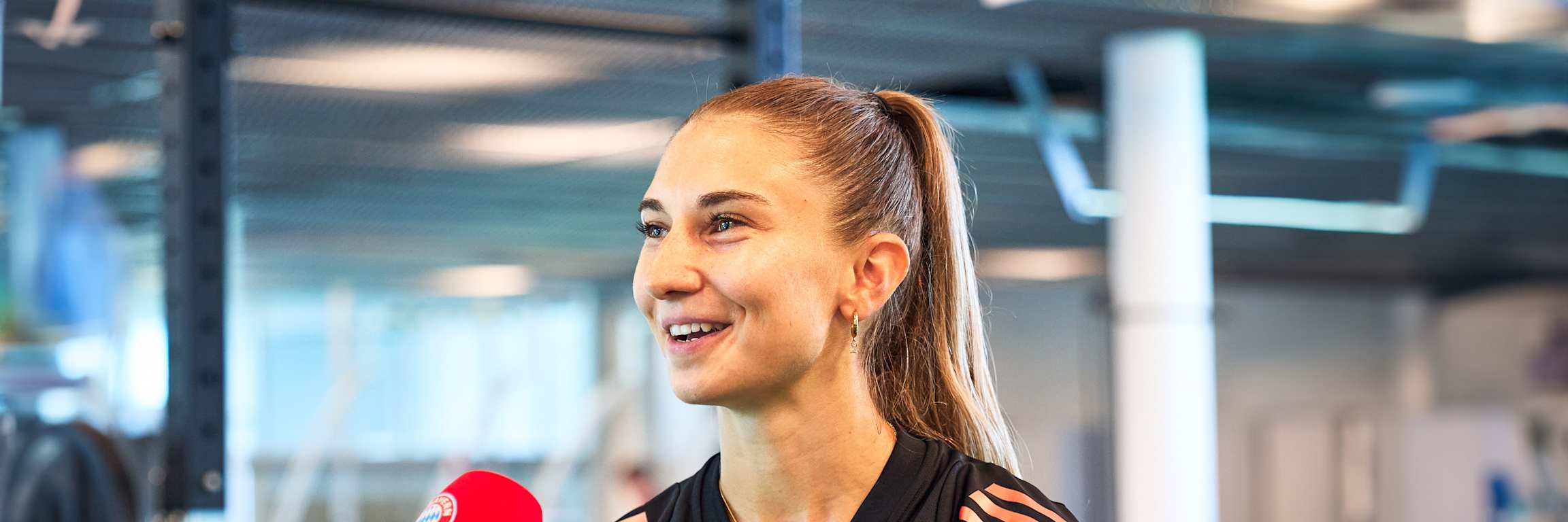 Katharina Naschenweng im Interview nach der Leistungsdiagnostik am FC Bayern Campus.