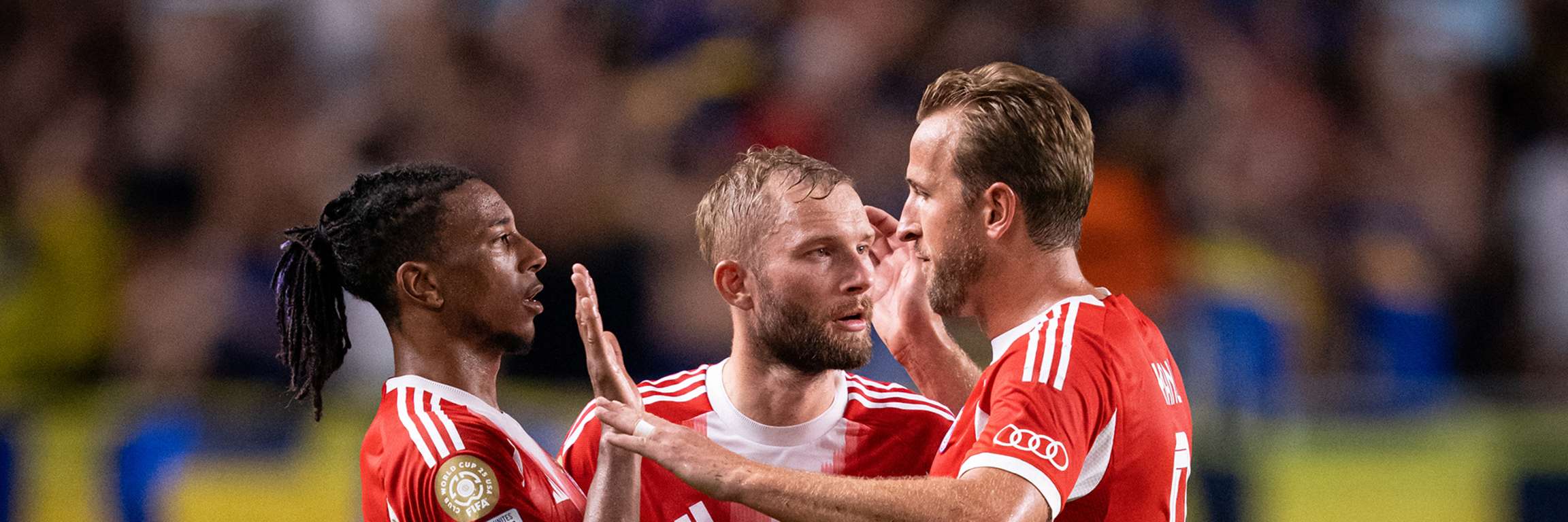 Michael Olise, Konrad Laimer und Harry Kane bejubeln ein Tor des FC Bayern