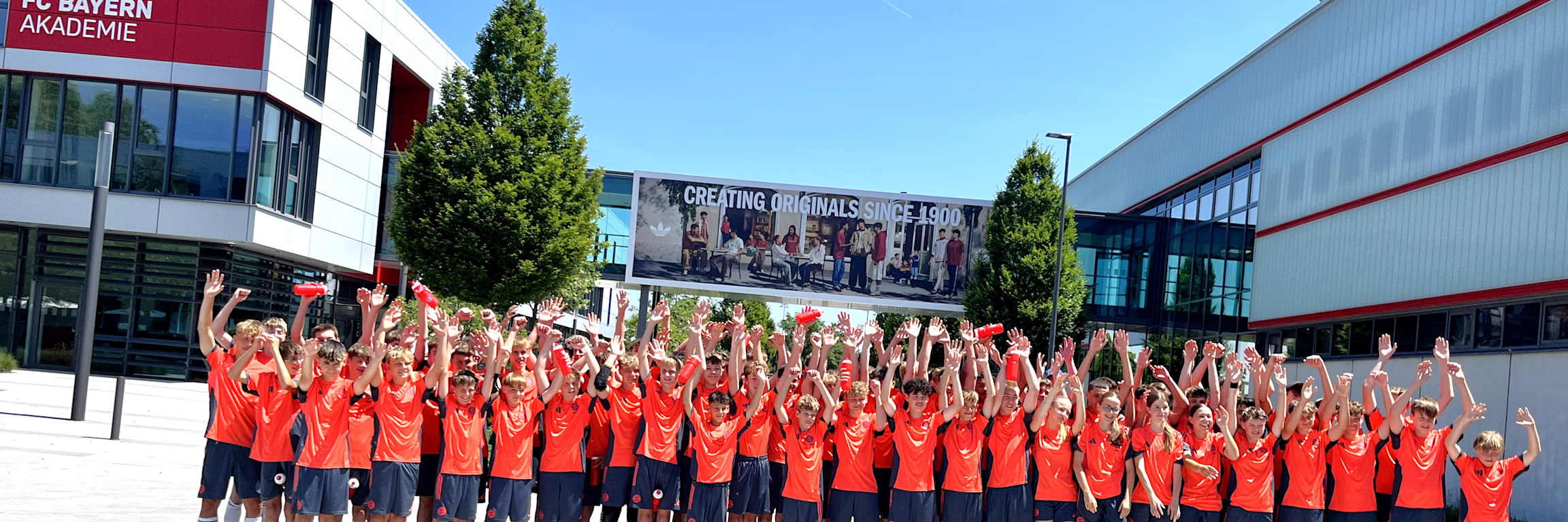 TEENS CLUB-Mitglieder am FC Bayern Campus
