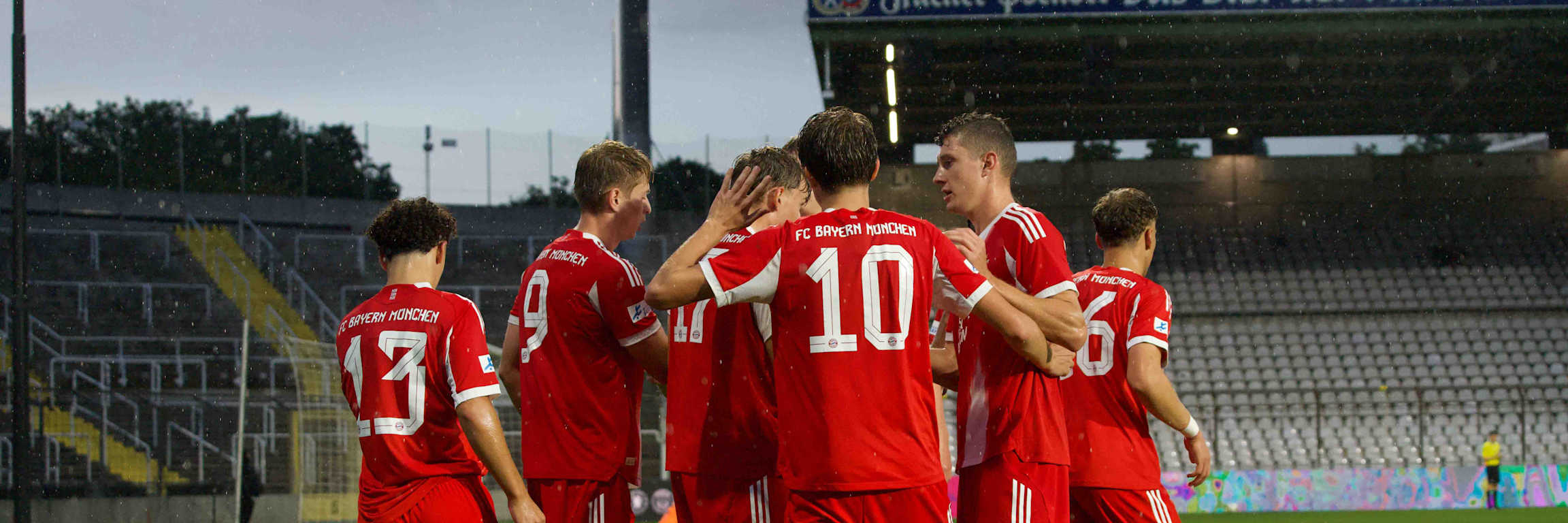 Die FC Bayern Amateure bejubeln einen Treffer im Heimspiel.