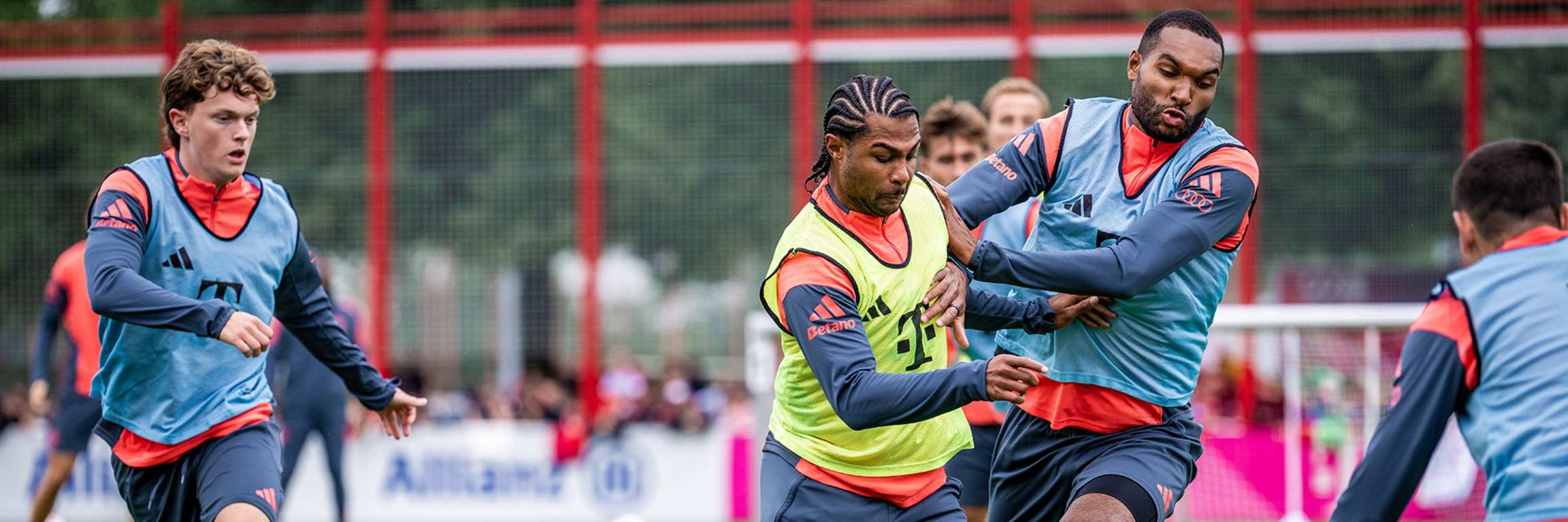 Serge Gnabry im Zeikampf mit Jonathan Tah beim öffentlichen Training des FC Bayern