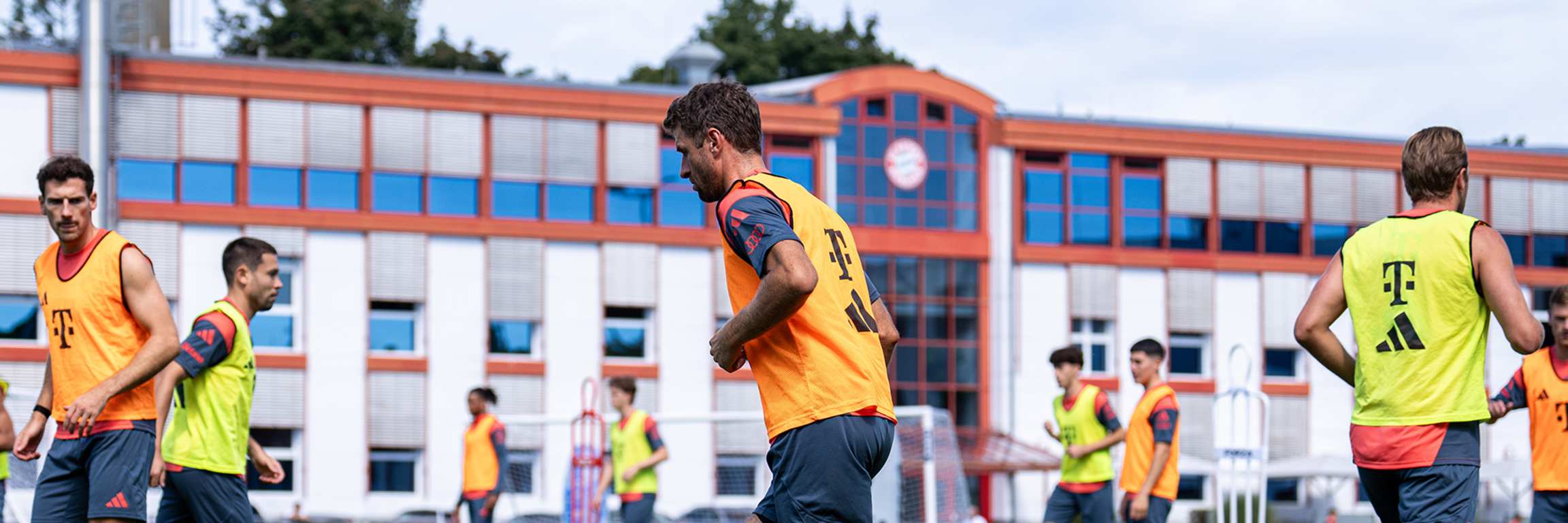 Thomas Müller spielt einen Pass im Training des FC Bayern